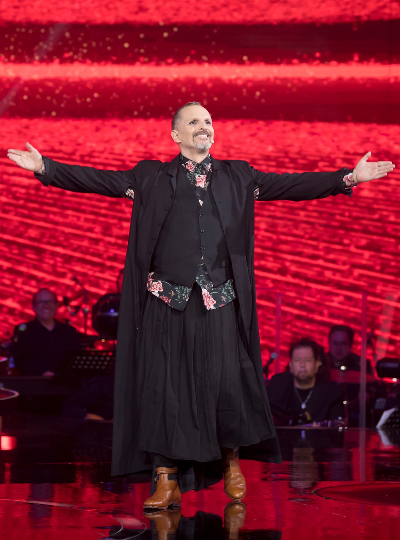 Miguel Bosé llegó con toda la buena vibra al escenario.
