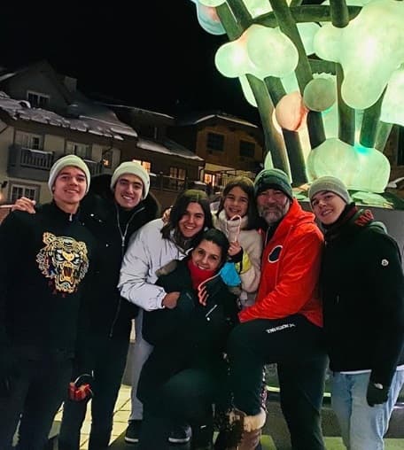 Mayrín Villanueva comparte su amor con Roberto y Eduardo, los hijos de Eduardo Santamarina. Mientras que el actor lo hace con los hijos que tuvo su pareja con Jorge Poza: Romina y Sebastián.