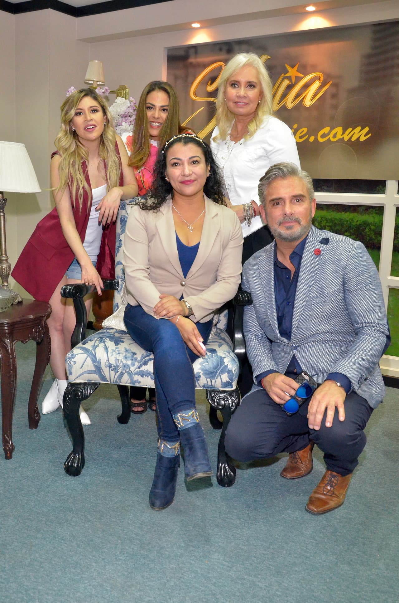 Carla Estrada, Nicole Vale, Adriana Nieto, Alberto Casanova y Harry Geithner inauguraron el set y convivieron con los asistentes a la presentación de Silvia Pinal frente a ti.