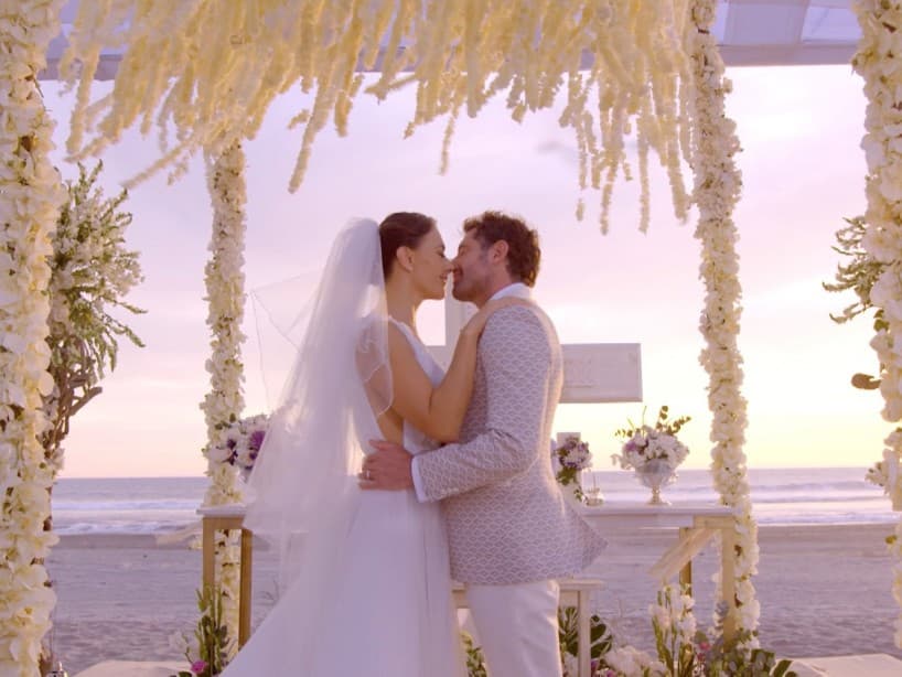 Los enamorados intercambiaron sus votos frente a la Virgen del Mar. "Debajo del mar, en la superficie, en la tierra y en el cielo, amaré a Victoria por sobre todas las cosas, porque ella me ayudó a amarme a mí mismo y así me atreví a abrir mi corazón al amor", confiesa Nico, para sellar su amor con un tierno beso.