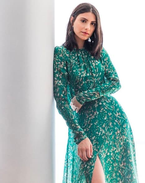 Bárbara lució un vestido de H&M de la colección Conscious que está inmersa en el glamour embriagador de los misteriosos y deslumbrantes bailes de disfraces de la década de 1960, la colección combina la moda sartorial suntuosa de altas horas de la noche con prendas versátiles de armario.