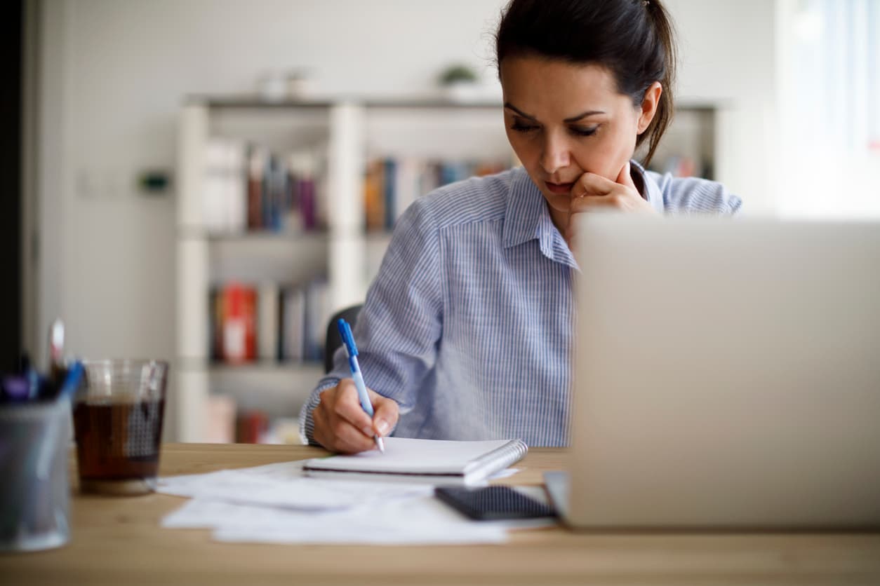 ¿CÓMO DISTRIBUIR TU SUELDO?: Lo que recomienda María Elvira es ver el ingreso como un 100% y dividirlo de la siguiente forma: 30 % para servicios generales de la casa, el 40 % en la despensa de la familia y el otro 30 % en otros gastos varios como en vestimenta y calzado.