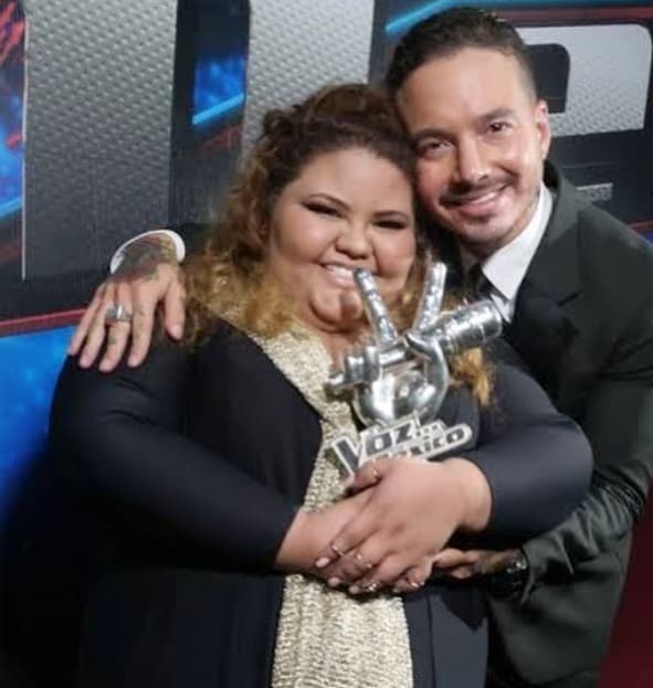 La quinta temporada de ‘La Voz… México’ contó con la presencia de grandes coaches como J Balvin, quien sumó a su equipo a Yuliana Martínez, sin imaginar que se convertiría en la ganadora de la competencia. Ahora, la cantante impactó en redes sociales al mostrar su drástica transformación y es que adelgazó más de 90 kilos.