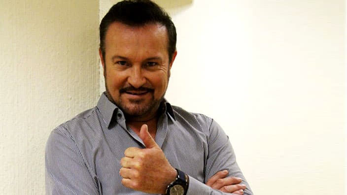Arturo Peniche llega a El Vuelo de la Victoria