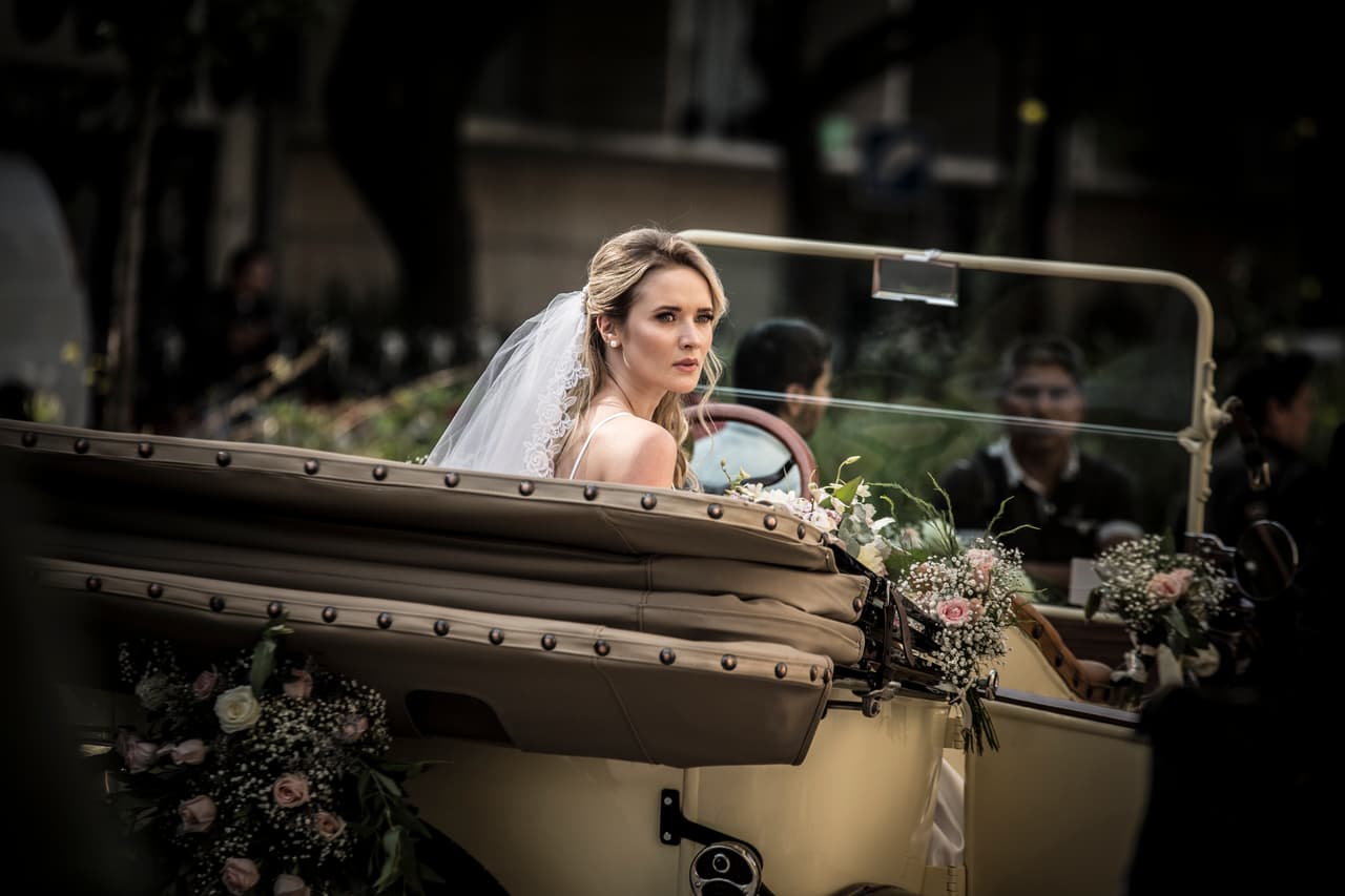 Kimberly Dos Santos se alista para grabar la escena en la que 'Maribel' planea unir su vida a la de 'Héctor'. La actriz posa guapísima en un impresionante coche antiguo.