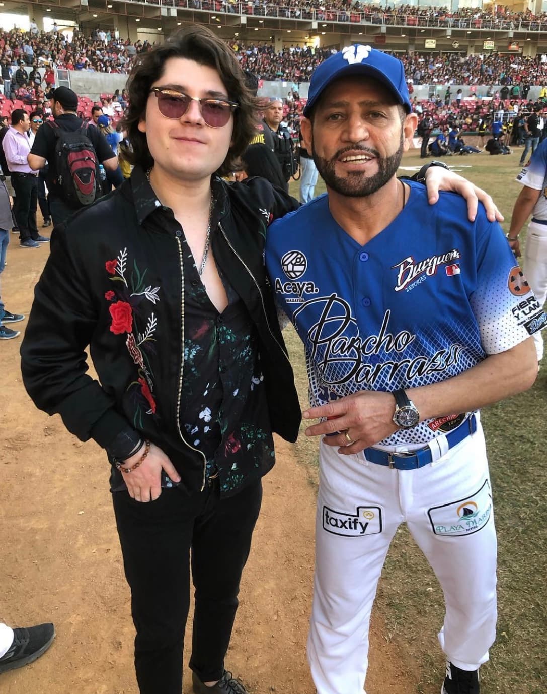 En la misma transmisión, Torres reveló que estudió música y composición. Asimismo, contó que actualmente reside en Mazatlán, Sinaloa, de donde es originario.