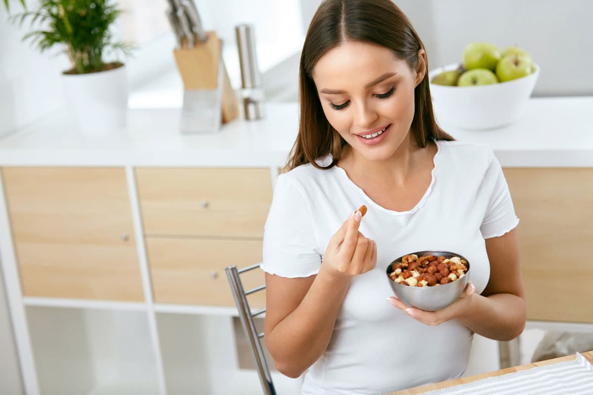 Las botanas pueden ser saludables si haces una buena elección. “En el grupo de las oleaginosas están las semillas como nueces, almendras, cacahuates, pepitas tostadas, semillas de girasol, pistaches y piñones. Por otro lado está la fruta deshidratada como los arándanos, dátiles, ciruelas pasas. La porción ideal es un puño, como tienen una cantidad de grasa lo importante es no excederse”, declaró.