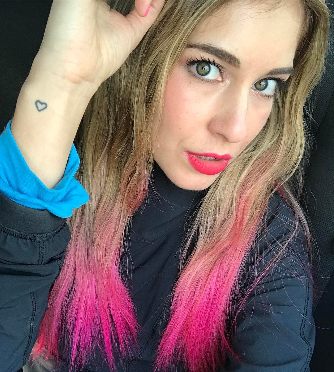 Carmen Aub apareció en la película Sin filtros con las puntas del cabello color rosa.
