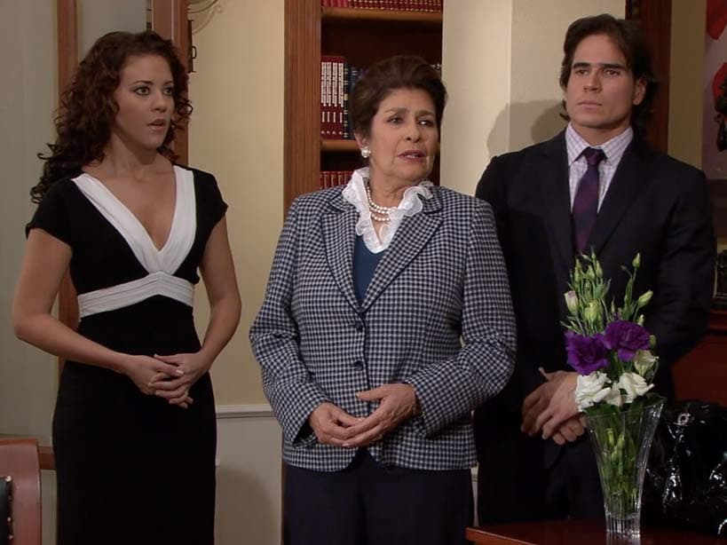 Pero cuando Oriana descubre que Teresa no es de una familia de dinero, inmediatamente la rechaza