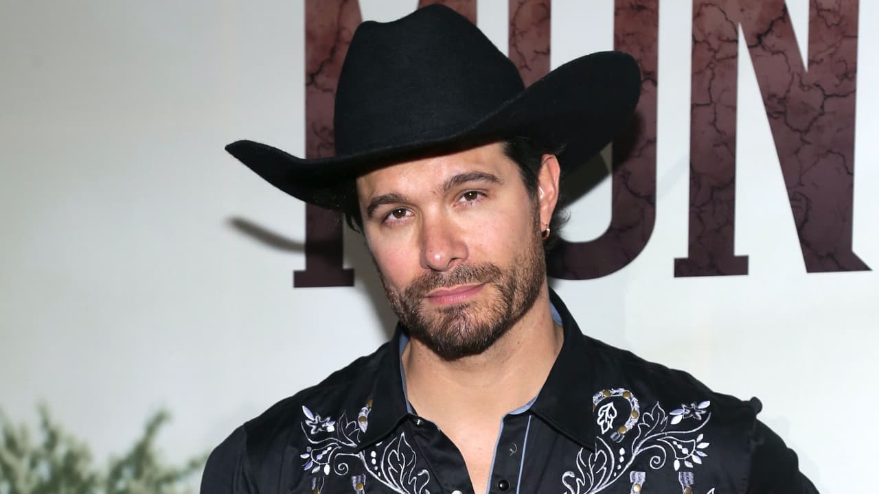 Brandon Peniche está feliz de los 'encontronazos' con Angelique Boyer en 'Doménica Montero'