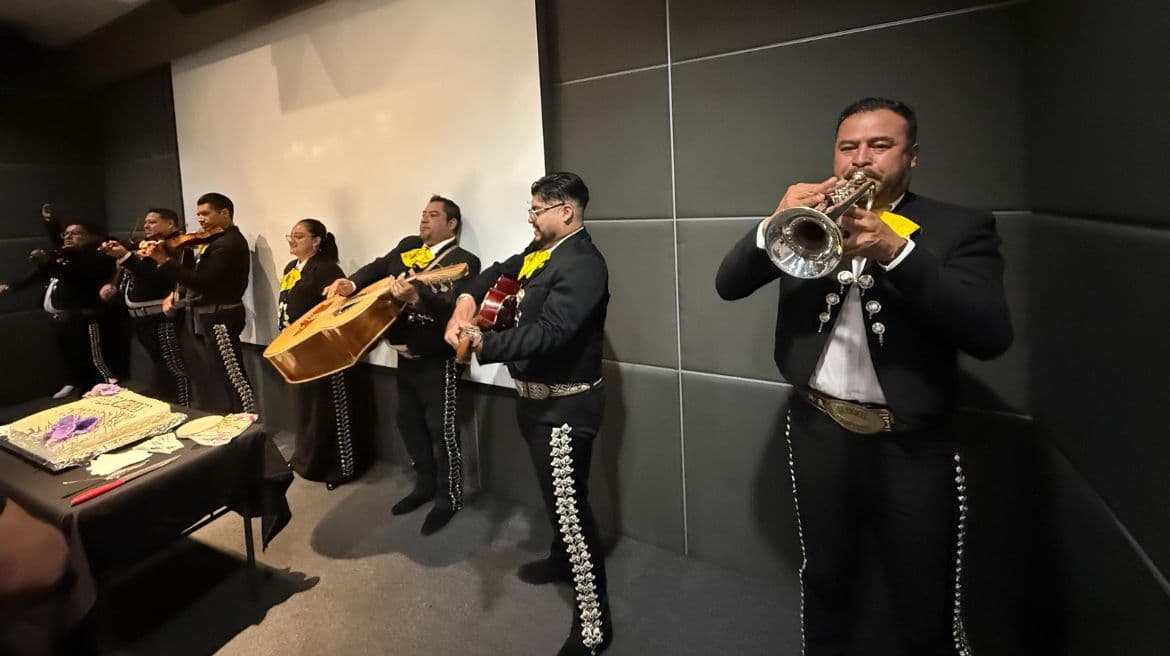 Anquelique Boyer fue sorprendida con mariachis para celebrar un año más de su vida.