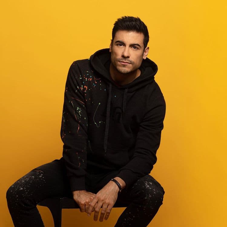 Carlos Rivera reaparece en fiesta de XV años en Mazatlán tras un año de ausencia de los escenarios
