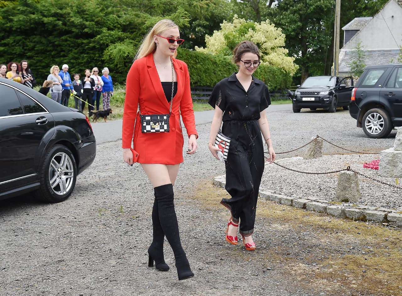 Sophie Turner y Maisie Williams asistieron juntas a este evento (FOTO: The Grosby Group)