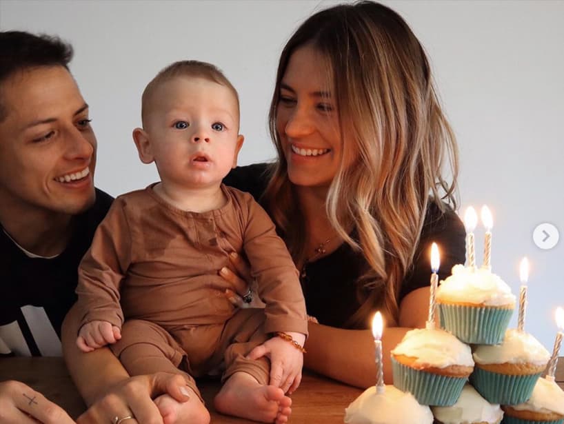 ‘Chicharito’ y su esposa presumen los primeros pasos de su hijo Noah