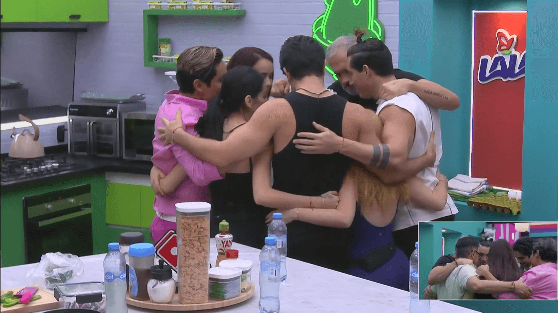 Abrazo grupal en La Casa de los Famosos México