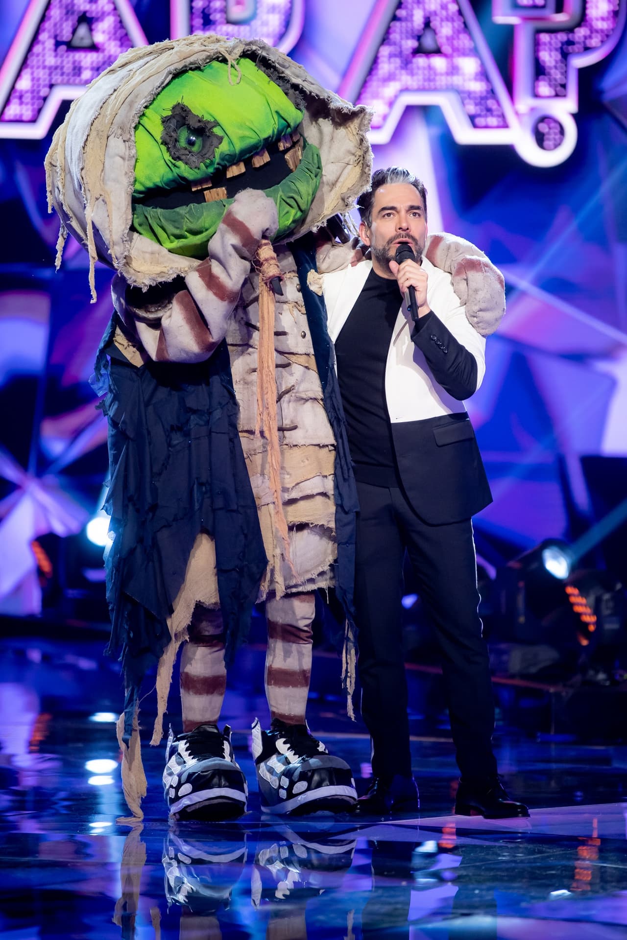 Luego de que Omar Chaparro le pidiera a la cantante desarrollar mejor su idea, ella contestó: “Por el corazón partido yo creo que es Emilio Osorio porque hace poco tronó con una persona que conocemos… Karol Sevilla”.