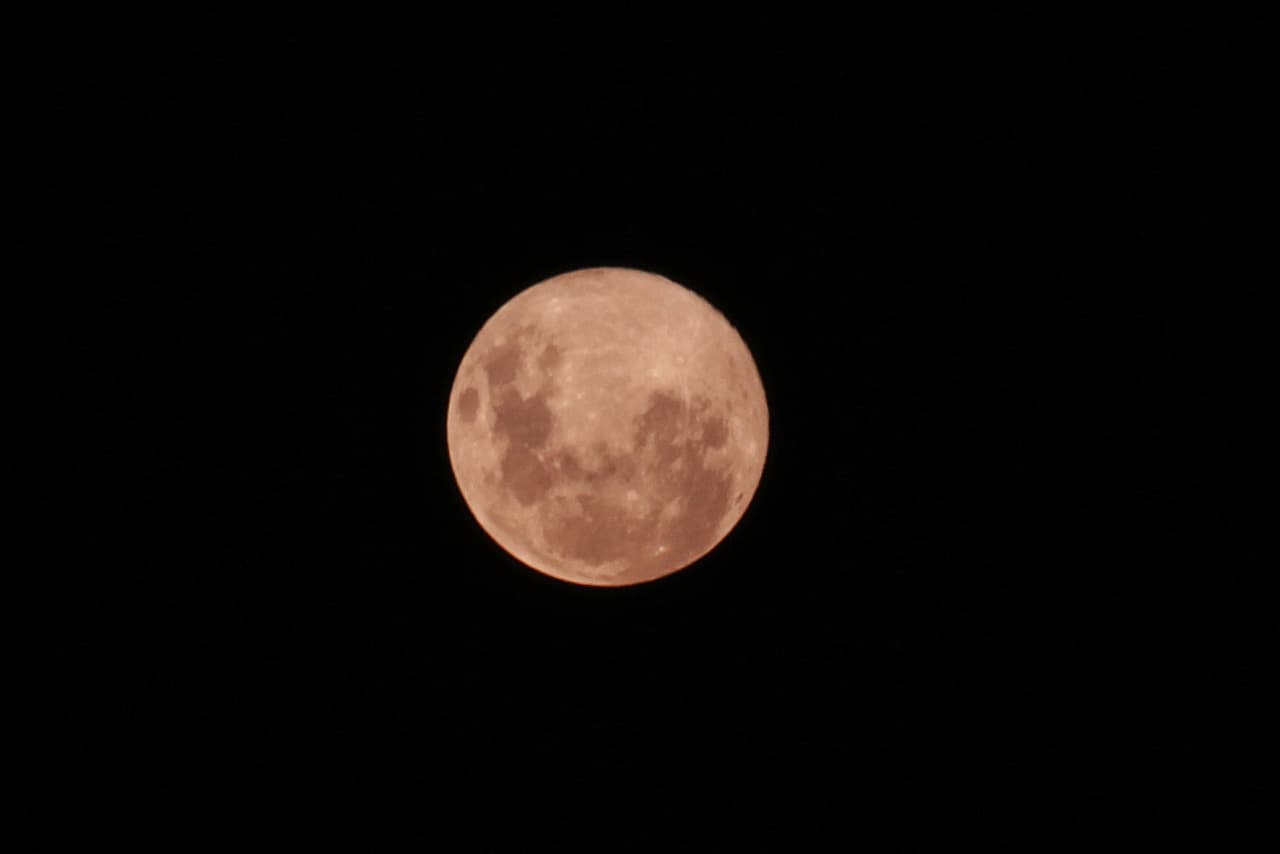 La luna llena de abril, también conocida como la luna rosa, es la más cercana del año en Buenos Aires, Argentina, el 7 de abril de 2020.