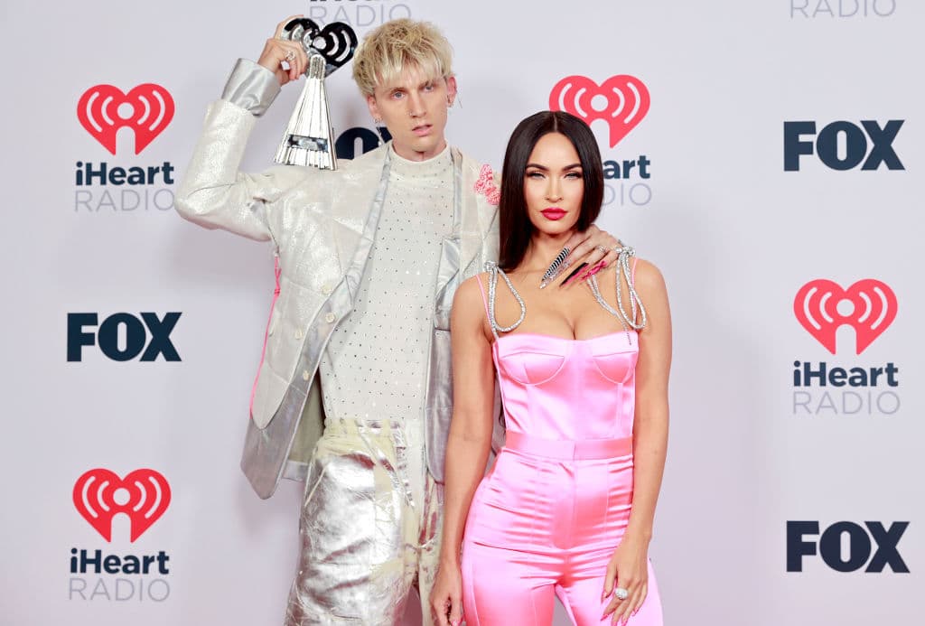 Machine Gun Kelly y Megan Fox en los iHeartRadio Music Awards 2021