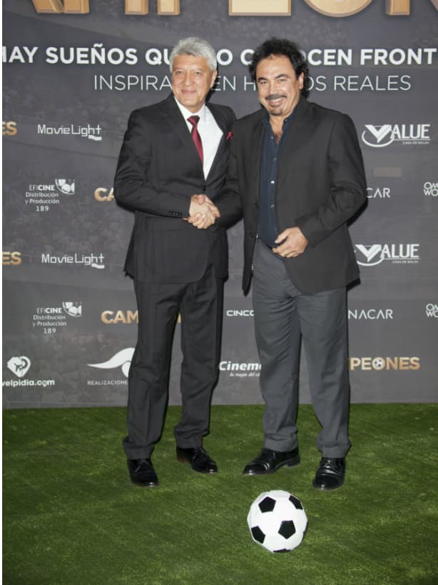 La leyenda del fútbol mexicano Hugo Sánchez también acudió a la alfombra verde.