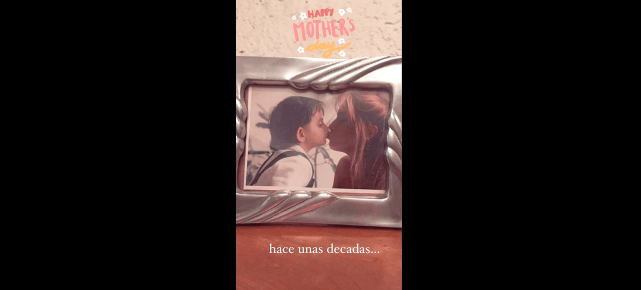Aislinn Derbez se dejó ver en diversas etapas de su vida junto a su mamá, publicando fotos de su infancia, adolescencia y actuales.