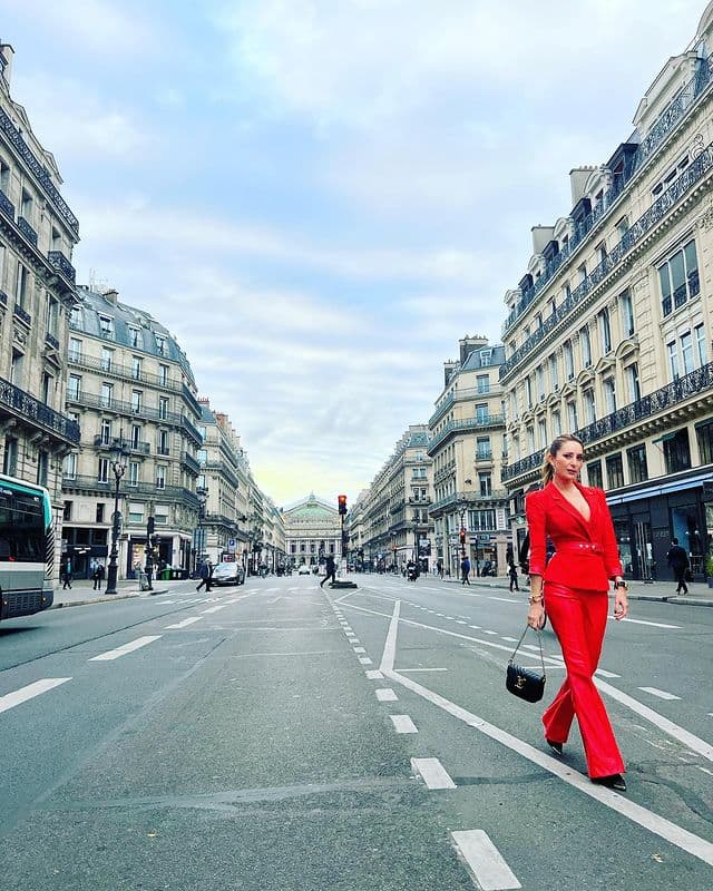En un estilo más casual, Geraldine viajó a París, donde caminó por las calles con un conjunto rojo, con el cual se robó varias miradas.