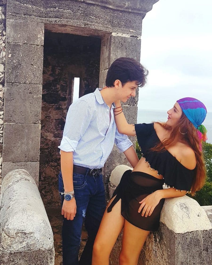 En cuando a su vida amorosa, el joven, de 17 años, no tiene reparo en compartir lo feliz que está con su novia Elaine Haro, con quien en mayo pasado celebró un año de relación.