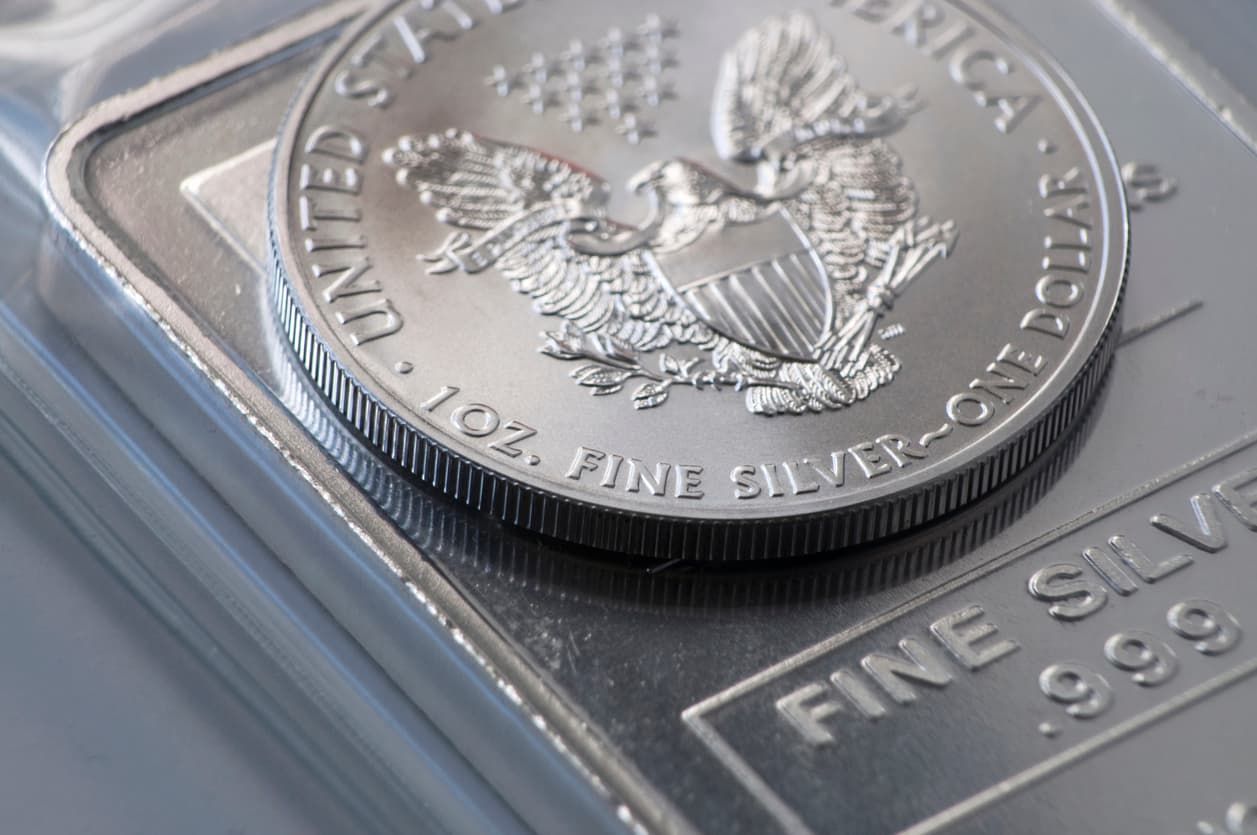 Tocar una moneda de plata, sin importar su denominación, es la forma más rápida que tiene un Cáncer para romper toda la energía negativa que le rodea. El contacto de sus manos con el metal tienen un gran poder sanador y energético.