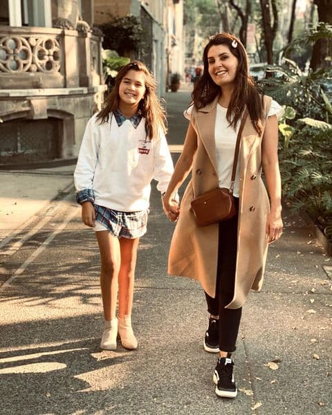 Recientemente, Mayrín compartió que les enseña a Julia, Romina y Sebastián a evitar ser objeto de burlas, acoso sexual y a obtener el respeto de las personas que los rodean. 
<br>