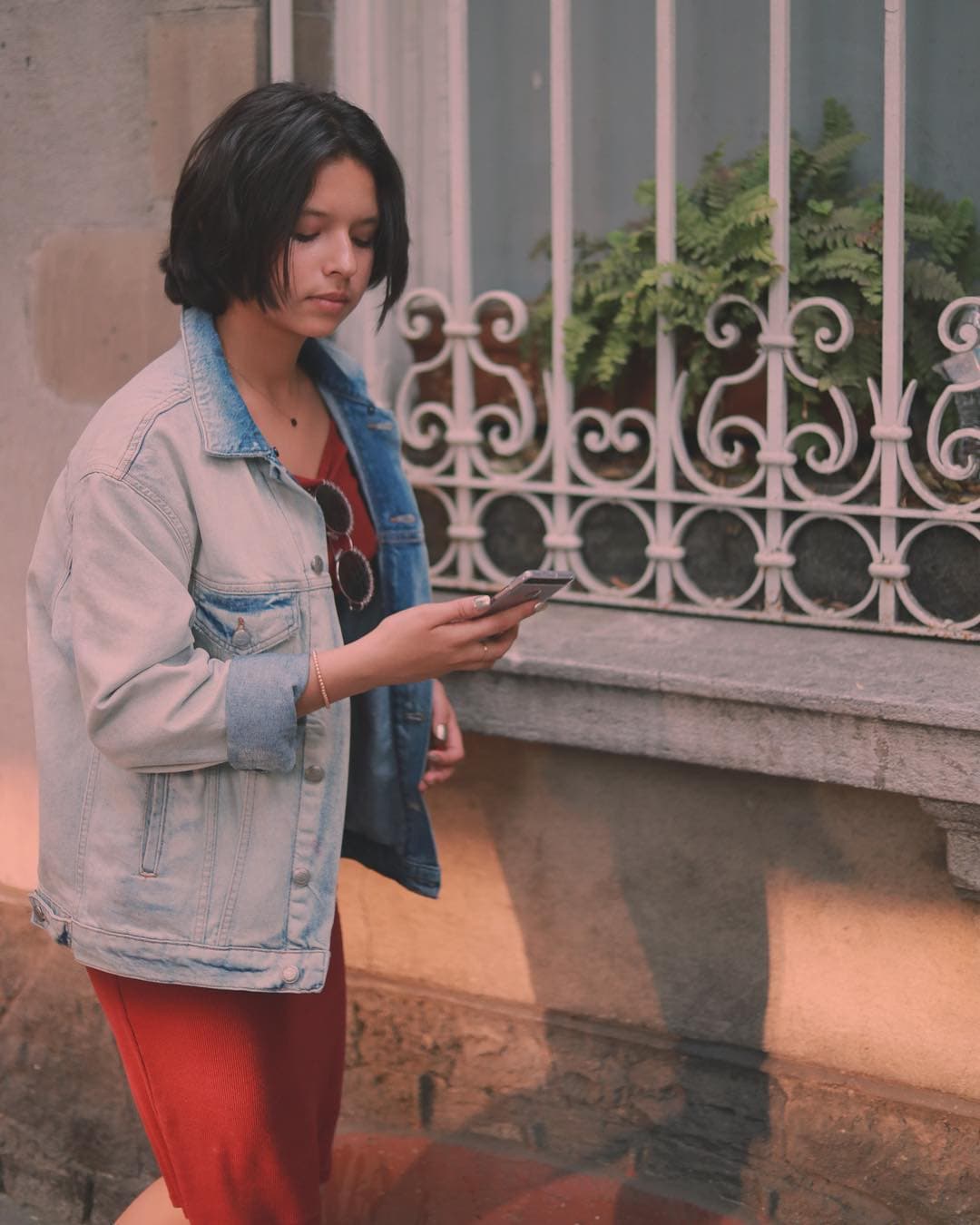 Para su look casual, la joven prefiere seguir las tendencias y ha posado con playeras amplias, además de usar prendas de mezclillas, recibiendo miles de halagos y likes en cada publicación.