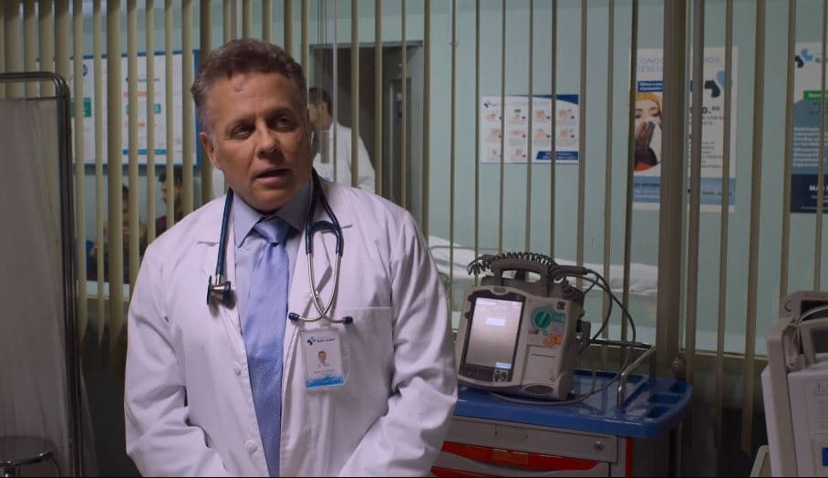Alexis Ayala es el doctor que atiende a Nicole en su embarazo.