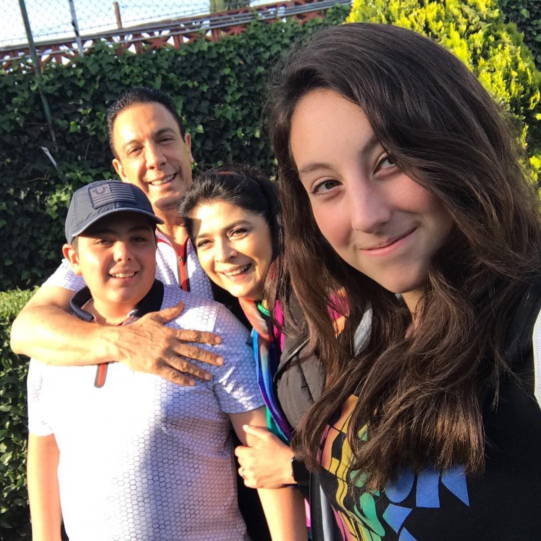 Anuar es mellizo de Victoria y ambos son fruto de la familia que la llamada ‘Queen’ de las telenovelas decidió formar junto al gobernador de Hidalgo, Omar Fayad.