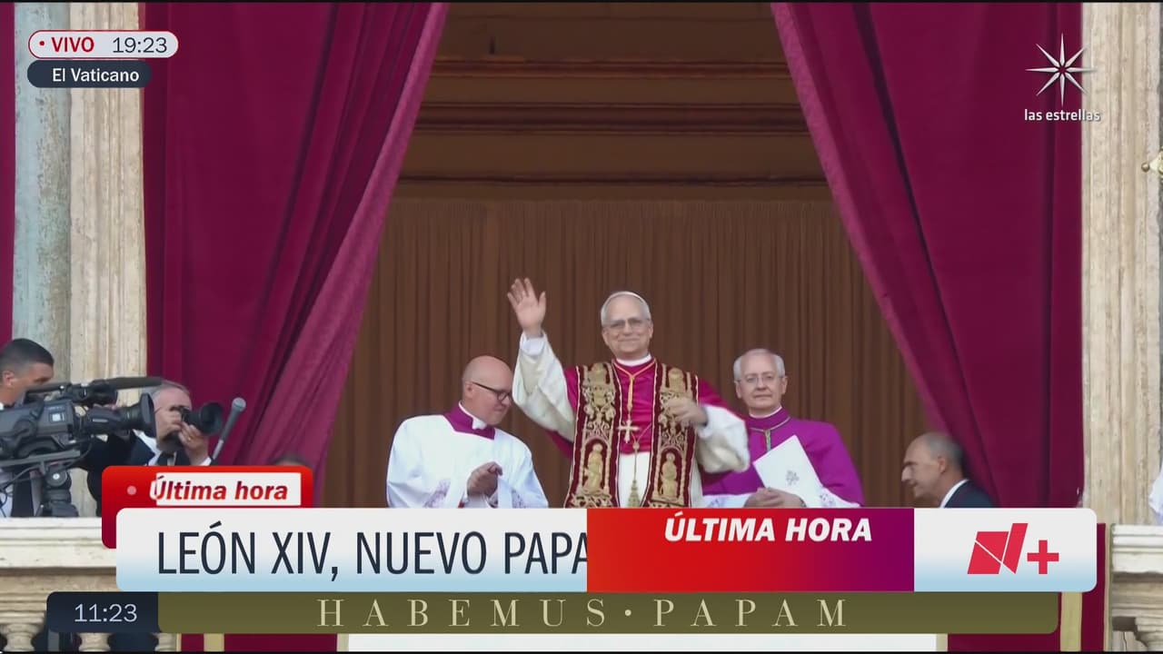 El nuevo Papa León XIV saluda a los asistentes de la plaza de San Pedro