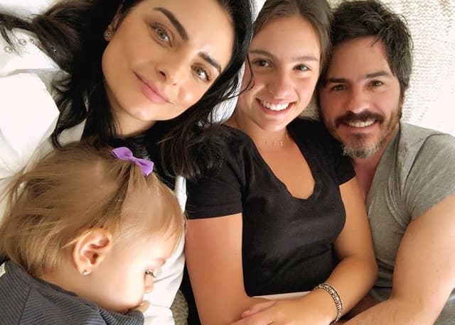 Incluso, la pequeña ha formado parte de las relaciones amorosas de su papá, como fue su matrimonio con la actriz Aislinn Derbez, con quien contrajo matrimonio en 2016 y, de quien, recientemente, anunció su separación, el jueves 12 de marzo de 2020.