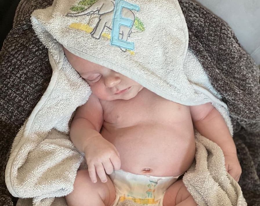 Mientras Erika Zaba trabajaba, el bebé se quedó a cargo de su padre