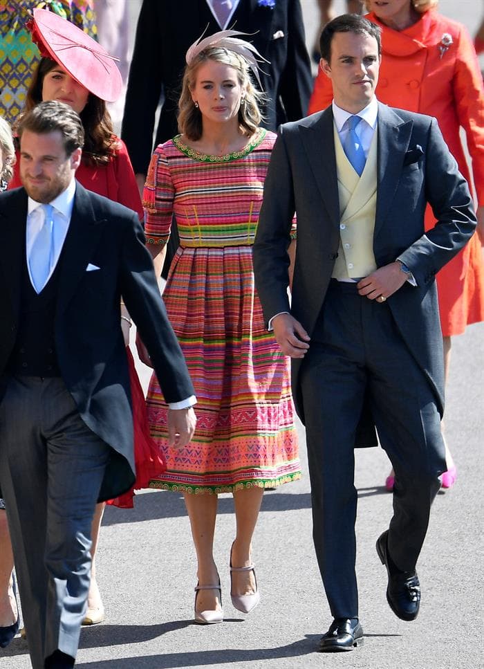 Cressida Bonas, exnovia del Príncipe Harry, fue de las primeras en llegar con un outfit colorido y un discreto tocado.