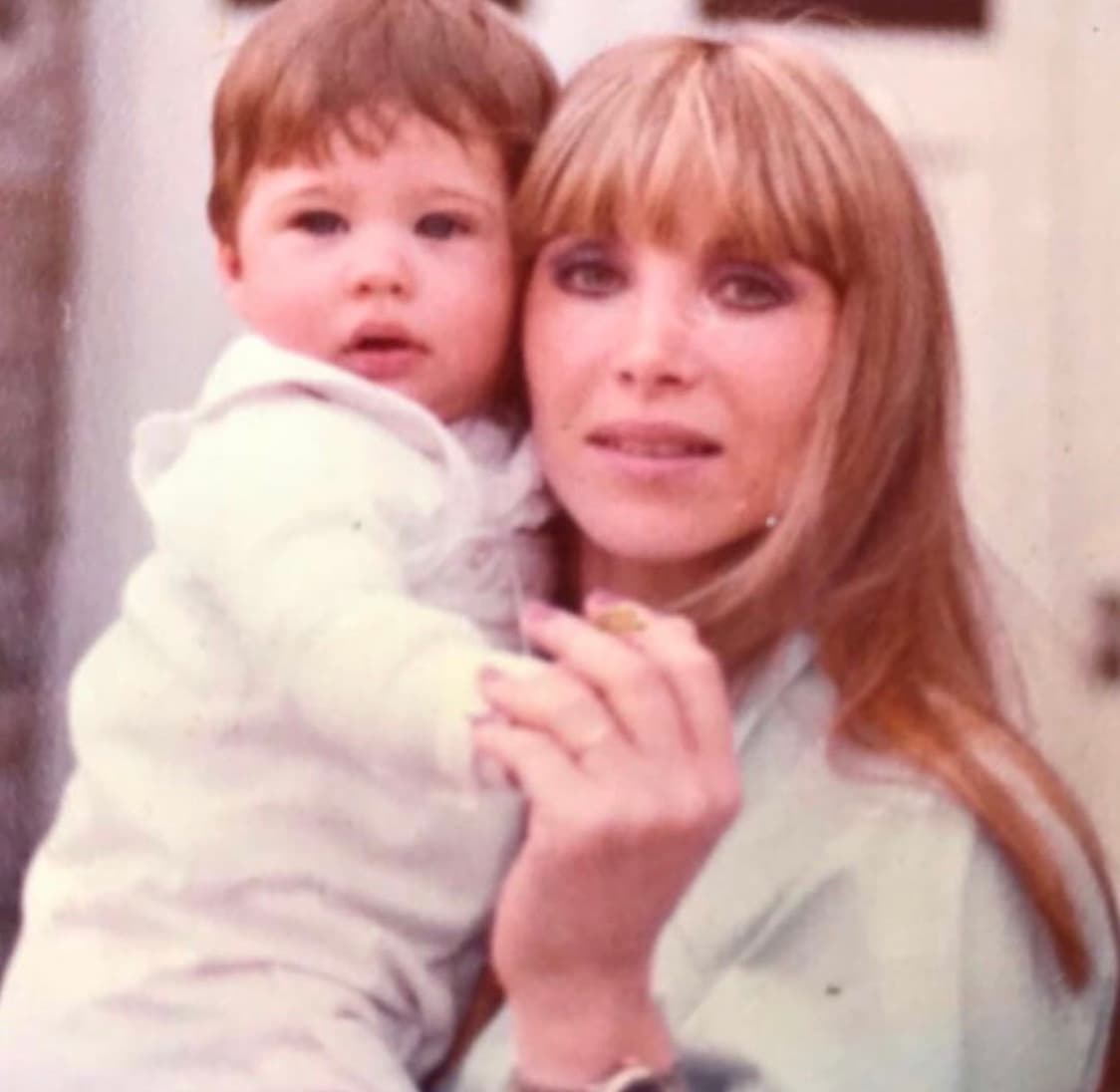 Antonio Rodrigo Guirao Díaz, mejor conocido como Rodrigo Guirao Díaz nació el 18 de enero de 1980 en Vicente López, Argentina. Su niñez la vivió junto a su madre y sus dos hermanos, Gonzalo y Ramiro, pues su padre murió cuando Rodrigo tenía 11 años.