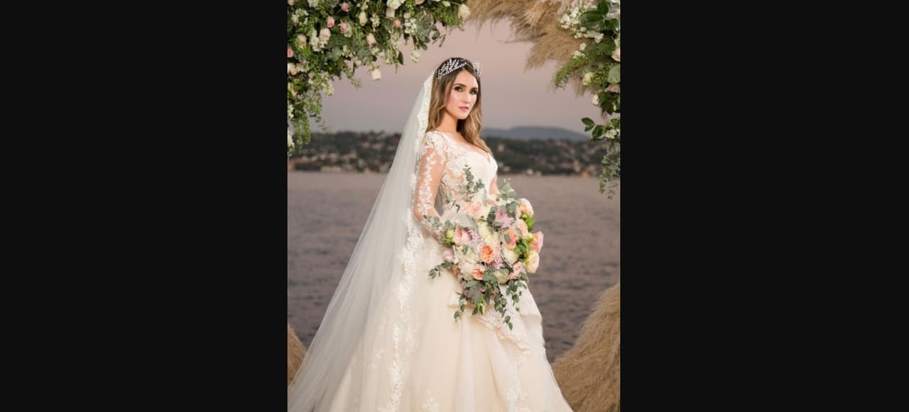 Dulce María lució como una princesa el día de su boda con Paco Álvarez en noviembre de 2019. Y es que la actriz optó por un diseño similar al de Kate Middleton, el vestido fue confeccionado con un escote de corazón, mangas con encaje y transparentes, falda de tul y un velo tipo catedral.