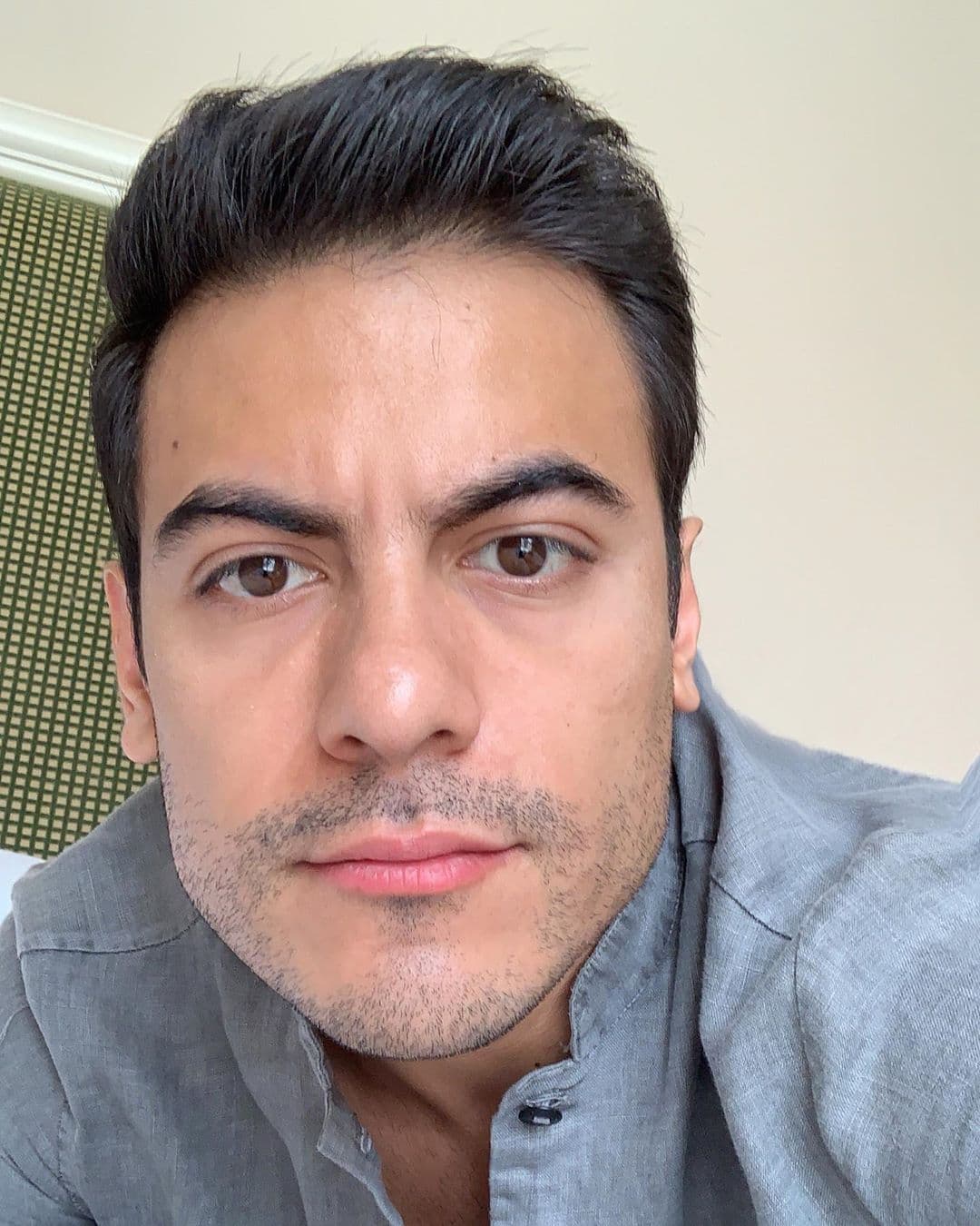 Por medio de su cuenta de Instagram, el cantante de Huamantla, Tlaxcala, se mostró tal cual es y explicó: "This is me (este soy yo).. Sí, son ojeras. Sí, las tengo desde que soy niño, viene de familia. No, no estoy cansado. No, tampoco triste. Sí, las podía borrar con photoshop pero, ¿Para qué? Si así soy. 🤪".