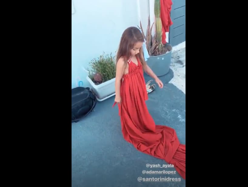 Alaïa también participó en la sesión, por ello utilizó un vestido rojo.