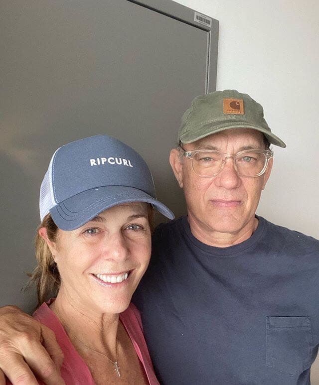 El miércoles 11 de marzo, Tom Hanks y su esposa, la también actriz Rita Wilson, dieron a conocer, a través de la cuenta oficial de Instagram del actor, que tras padecer algunos síntomas como cansancio, resfriados y fiebres ligernas, ambos fueron diagnosticados con COVID-19 mientras se encontraban en Australia.