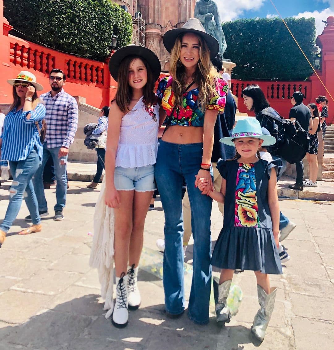 Fruto de su relación con Gabriel Soto, Geraldine Bazán tiene dos bellas niñas: Elissa Marie y Alexa Miranda. A través de las redes sociales de sus padres hemos podido apreciar lo mucho que han cambiado.