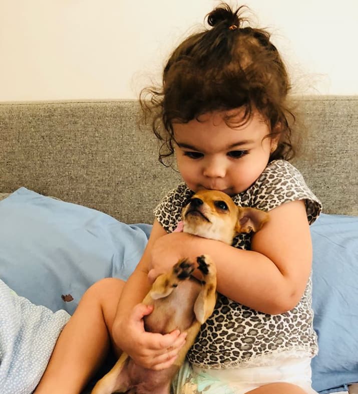 Mila Mayer con su mascota
