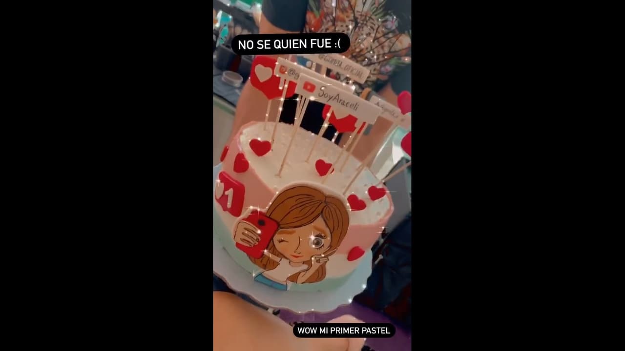 “No sé quién lo mandó. Wow mi primer pastel, pero ve soy tiktoker. Está divino, me lo mandaron y no sé quién Mau. ¿Te puedes aparecer? Está increíble”, puntualizó.