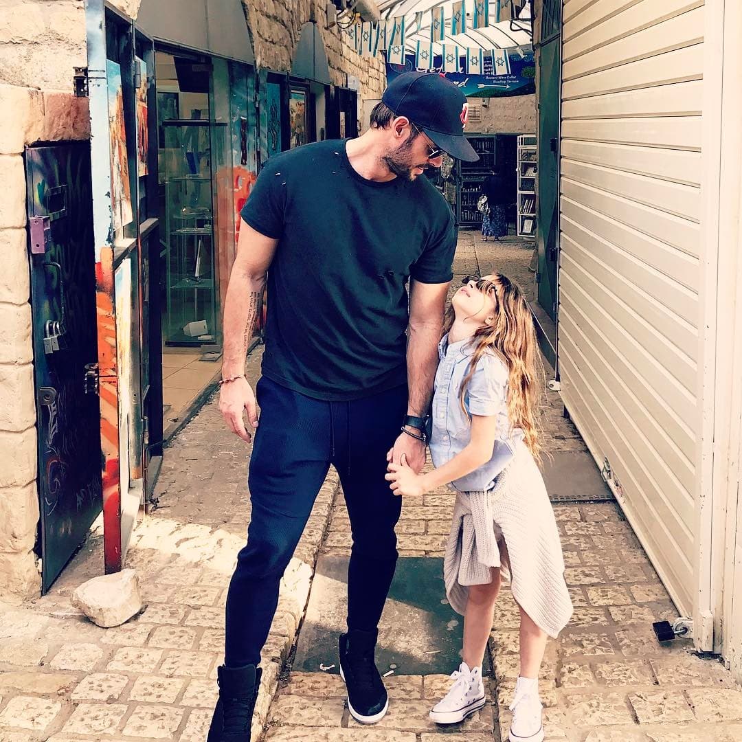 “Feliz día del padre, te amo mucho. Eres tan divertido, me haces muy feliz y eres mi héroe. ¡Siempre te admiraré y seré tu chica!”, explicó Kailey en una publicación muy especial.