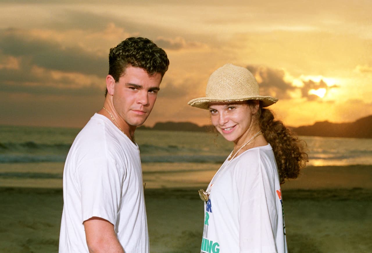 Ante el próximo reestreno de "Alcanzar una Estrella" en el canal TLnovelas el próximo 17 de junio, te presentamos un antes y después del elenco de la telenovela juvenil musical que originalmente se estrenó en 1990, bajo la producción de Luis de Llano Macedo y fue estelarizado por los exTimbiriche Eduardo Capetillo y Mariana Garza.