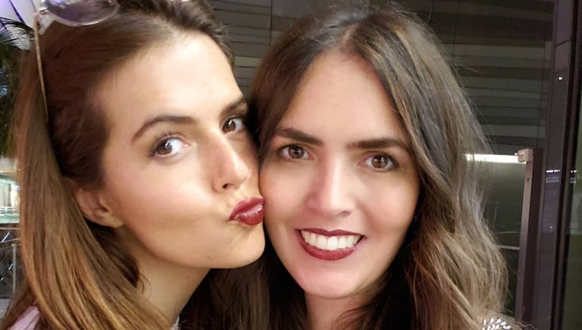 Ella es Vicky, la hermana de Claudia Álvarez que parece su gemela