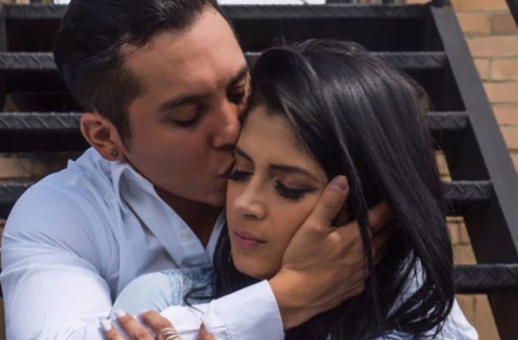 Edwin Luna se tatúa lo mismo que su novia Kimberly Flores