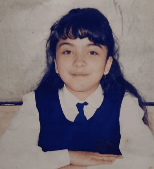 Norma Monserrat Bustamante Laferte, nombre completo de la cantante de "Tu Falta de Querer" nació el 2 de mayo de 1983, en Viña del Mar, Chile. Desde pequeña, se caracterizó por el contraste de su cabello negro y su temprano interés por la música; ganó a los nueve años su primer premio en un concurso escolar en la escuela.