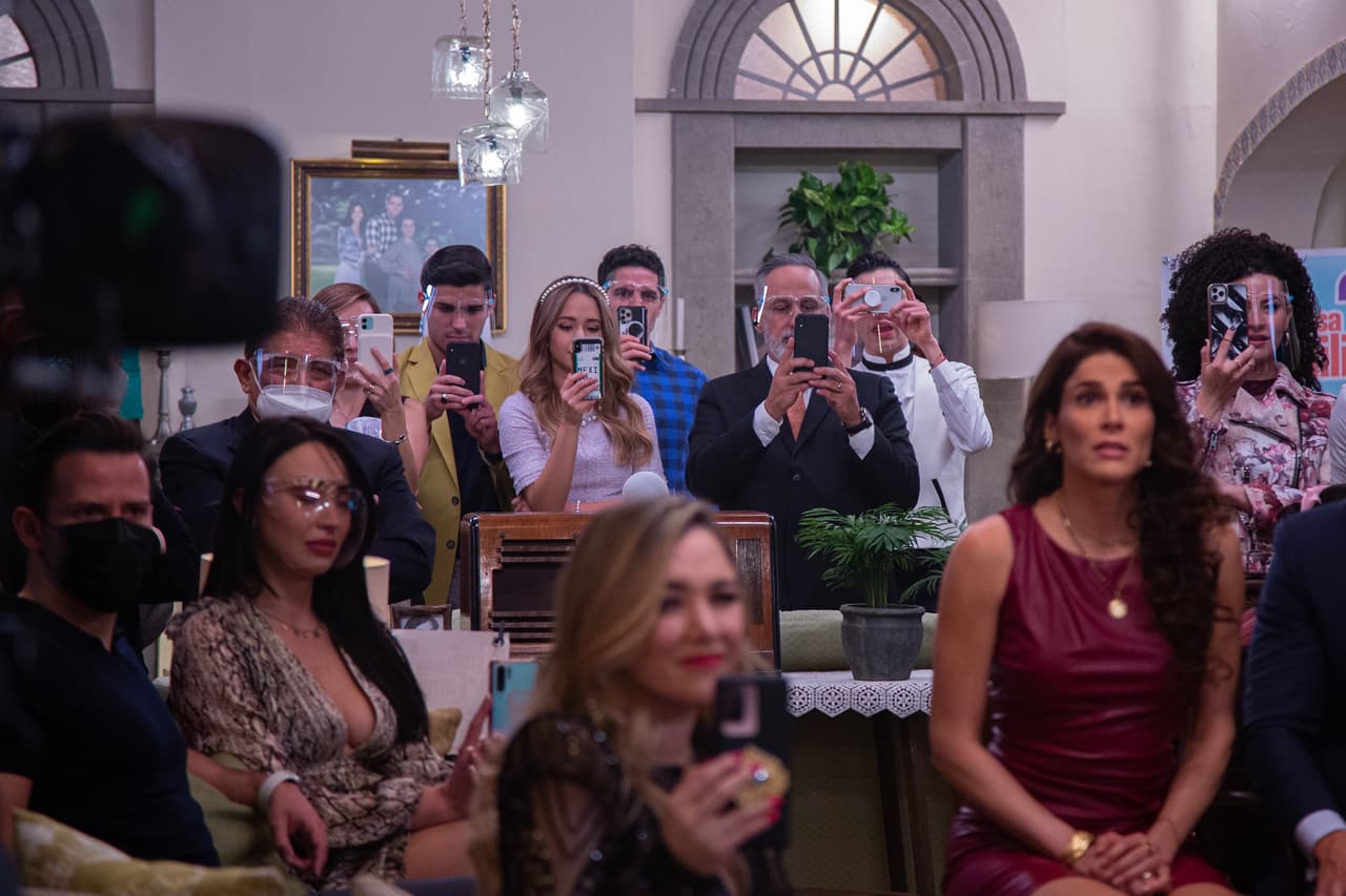 El elenco se mantuvo atento a las escenas transmitidas durante el evento.