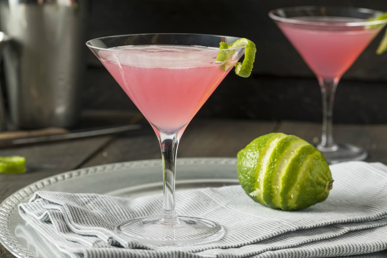 Cosmopolitan. Esta bebida es famosa por la cinta 'Sex and the City'. Consiste en vodka, jugo de arándano o grosella y jugo de limón. Al final, se puede adornar con una cereza para incitar al juego.